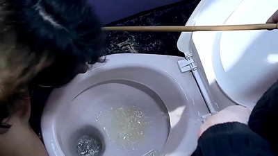 Porno dans les toilettes